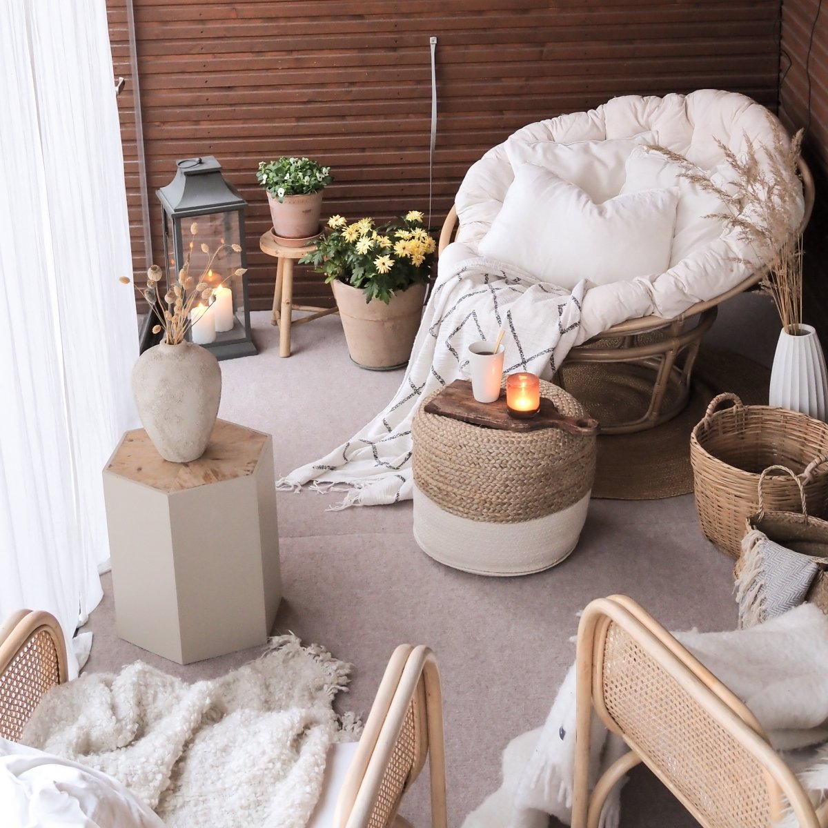 Beige termomatta ger komfort till en inglasad altan.